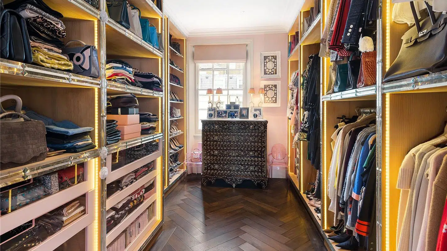 Her ses Caroline Flemings garderobe.