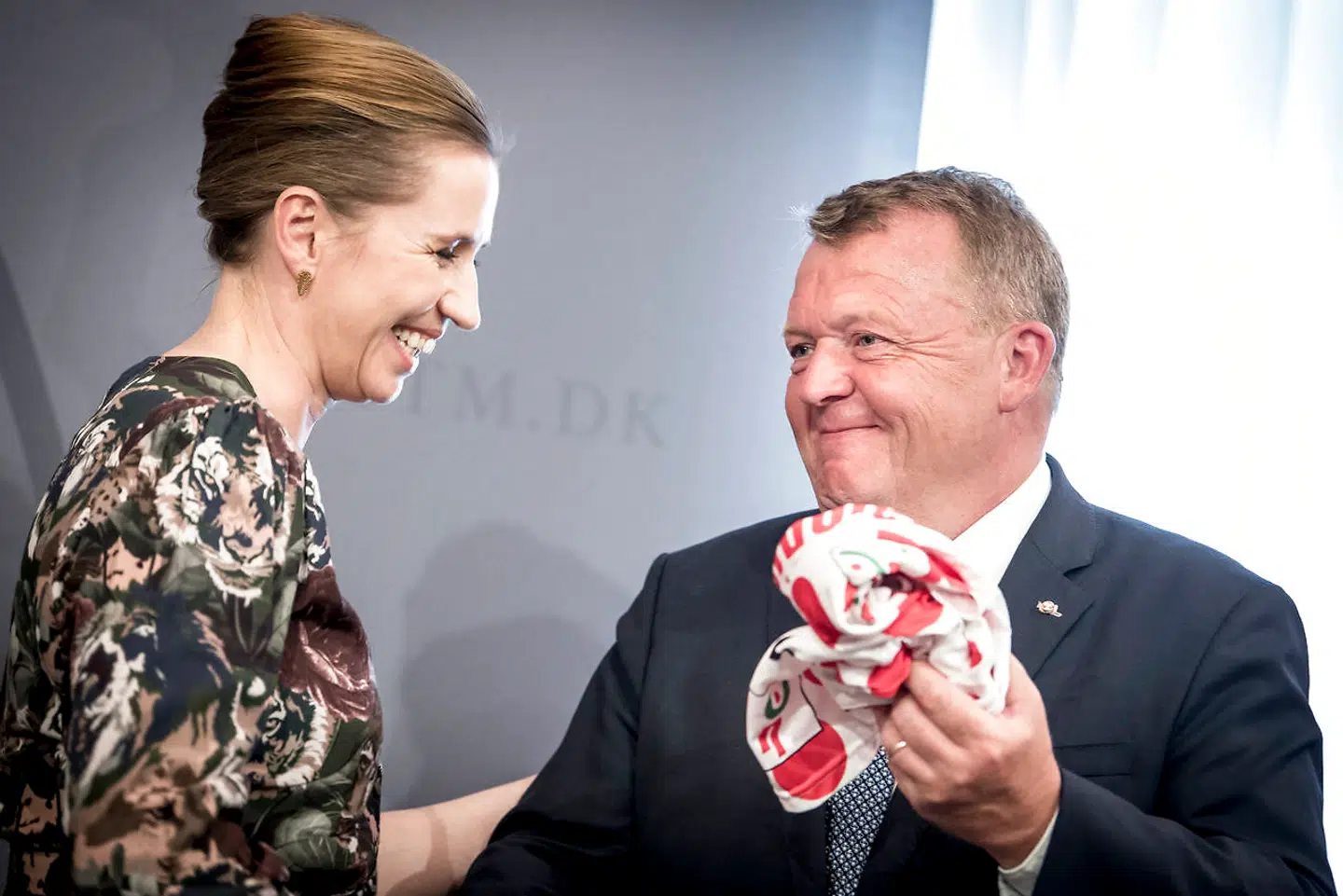 Statsminister Mette Frederiksen giver Lars Løkke Rasmussen den prikkede bjergtrøje under overdragelse i Statsministeriet i København, torsdag den 27. juni 2019. Efter regeringsdannelsen overdrages ministerierne torsdag fra VLAK-regeringen til den nye S-regering. (Foto: Mads Claus Rasmussen/Scanpix 2019)