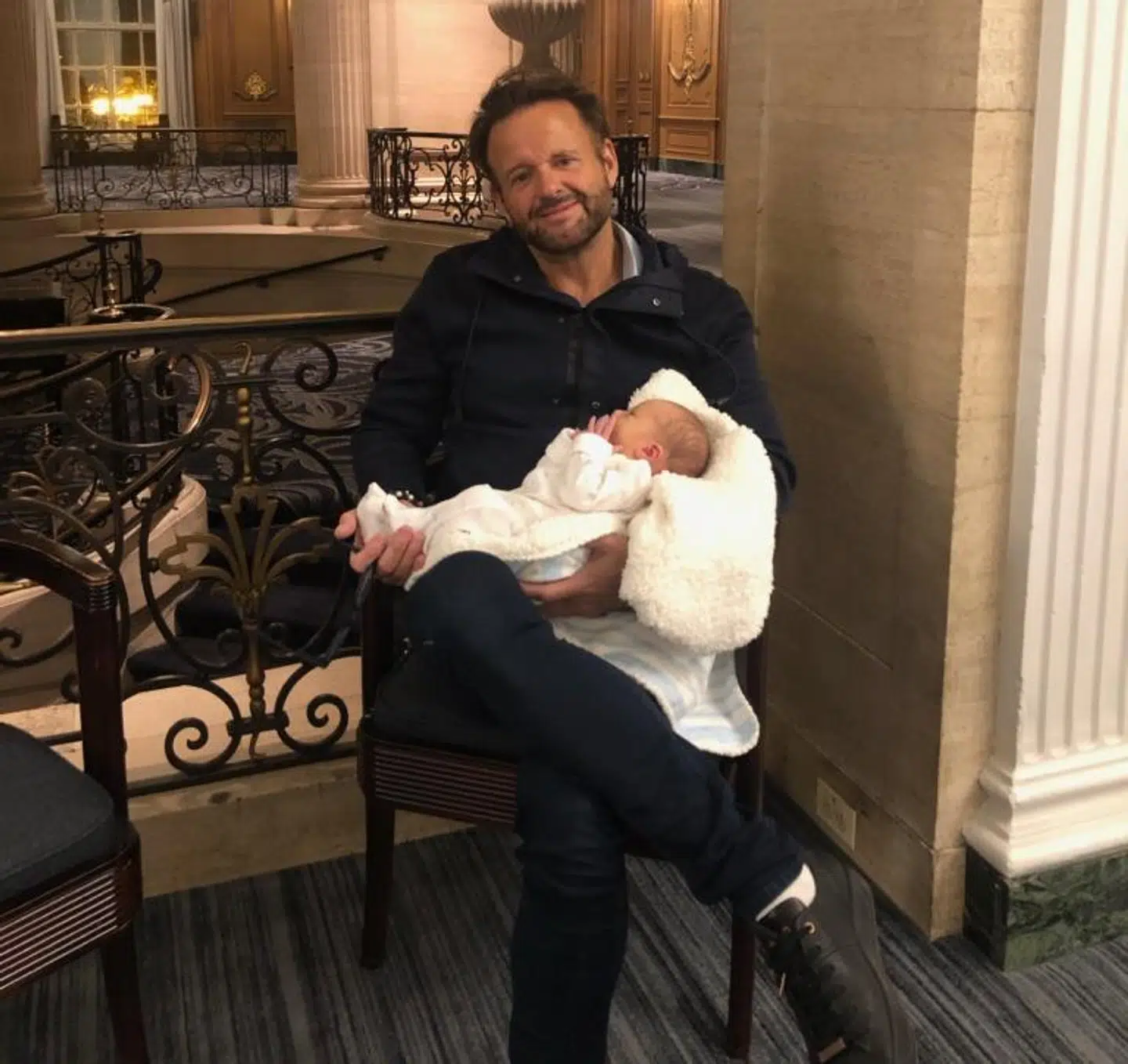 Den stolte far med sin nyfødte søn, der blev født ved kejsersnit på et hospital i USA.