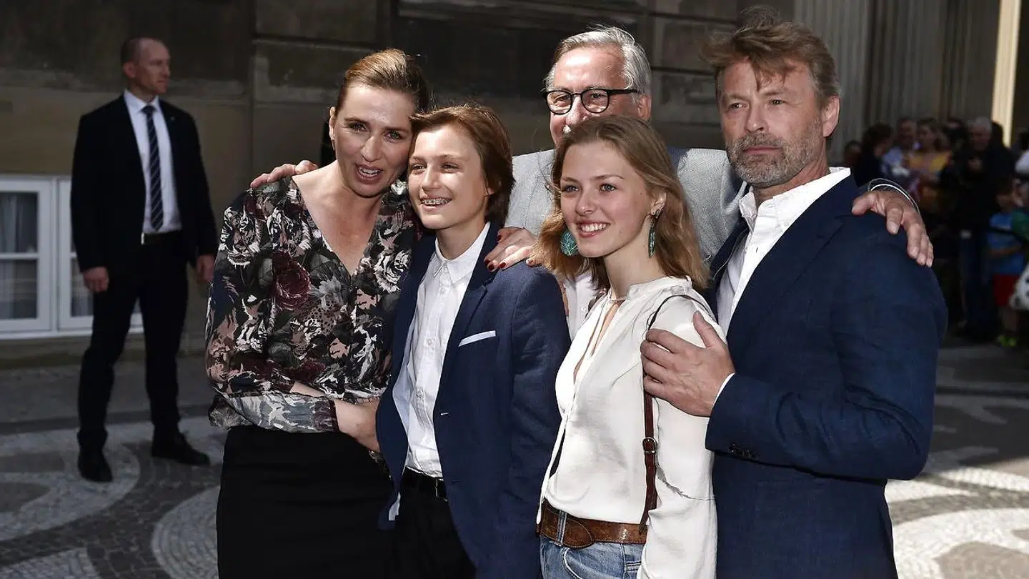 Mette Frederiksen med sin søn Magne, sin far Flemming Frederiksen og bonusdatter Mathilde og sin kommende mand, Bo Tengberg, efter hun præsenterede den nye S-regering på Amalienborg.