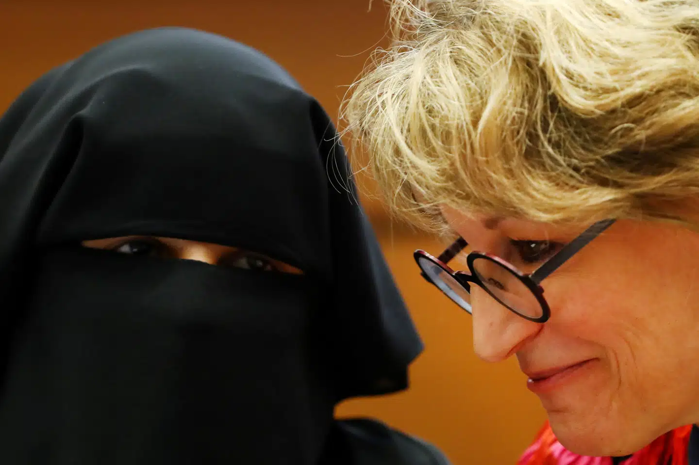 Agnes Callamard, FN's særlige efterforsker af henrettelser uden lov og dom, lytter til en sydafrikansk kvinde, Yumna Desai, som uden anklager sad fængslet tre år i Saudi-Arabien sammen med sin søster.  Callamard, som har efterforsket drabet på den saudiarabiske journalist Khashoggi, siger, at FN må udarbejde mekanismer, som kan være med til at forhindre drab på systemkritikere. Denis Balibouse/Reuters