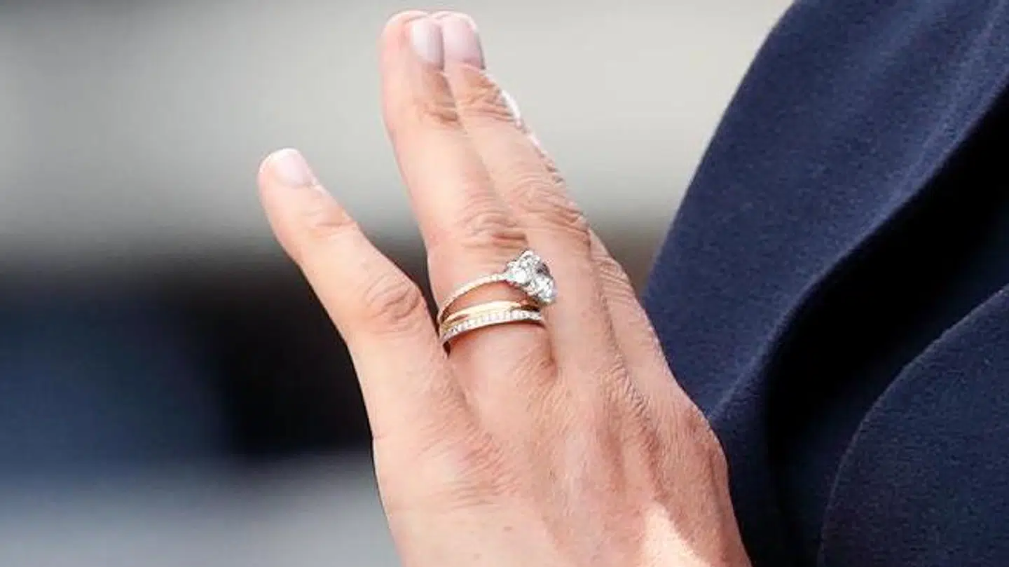 Her ses hertuginde Megans ændrede forlovelsesring, som hun blev set med første gang, da hun sammen med prins Harry viste sønnen Archie frem for pressen.