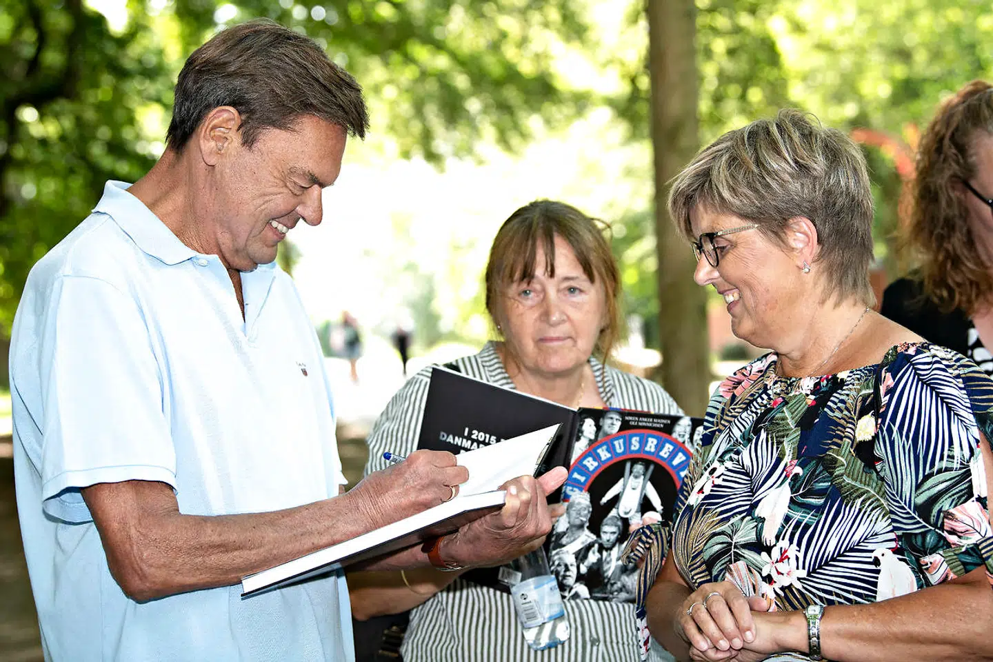 Folk kom fra Jylland og Fyn for at få skrevet i bogen kaldet Cirkusrevyen