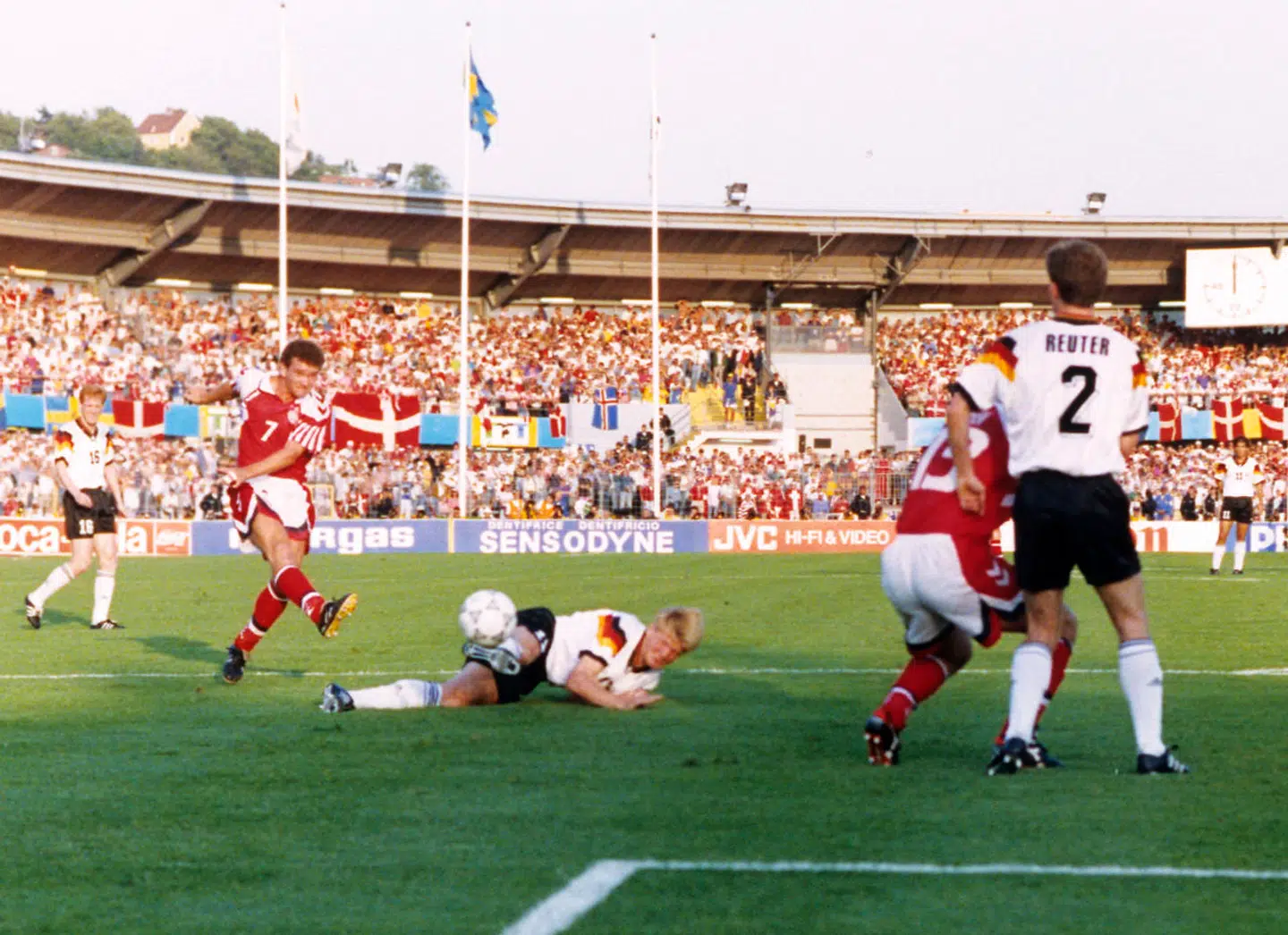 John 'Faxe' Jensen scorer til 1-0 i EM-finalen 1992 mod Tyskland.