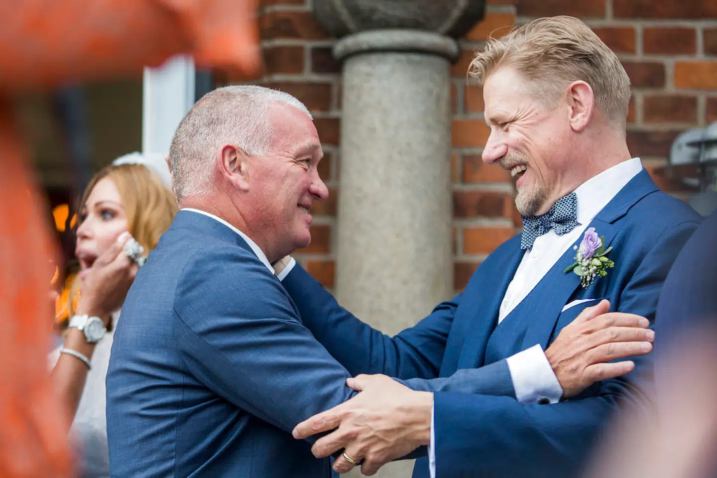 John »Faxe« Jensen, til venstre hilser på Peter Schmeichel, der 15. juni blev gift med Laura von Lindholm i Egebæksvang Kirke i Espergærde.