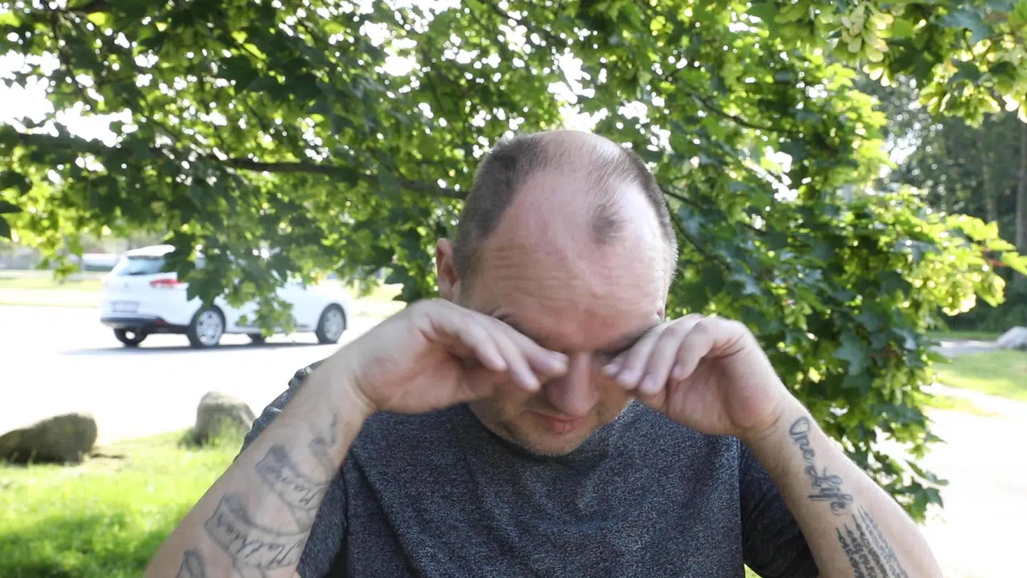 Mints stedfar, Frank, har svært ved at sætte ord på nyheden om, at Mint nu skal hjem til Danmark (Foto. Nikolai Linares)