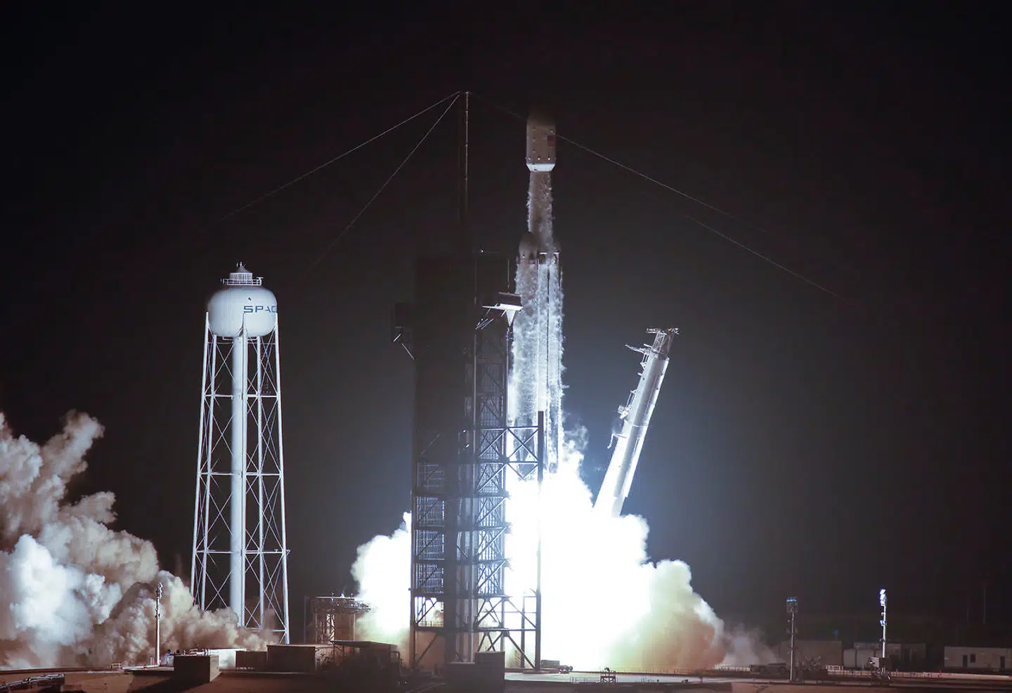 SpaceX Falcon Heavy-raketten løfter sig på NASAs affyringssted i Kennedy Space Center i Florida.