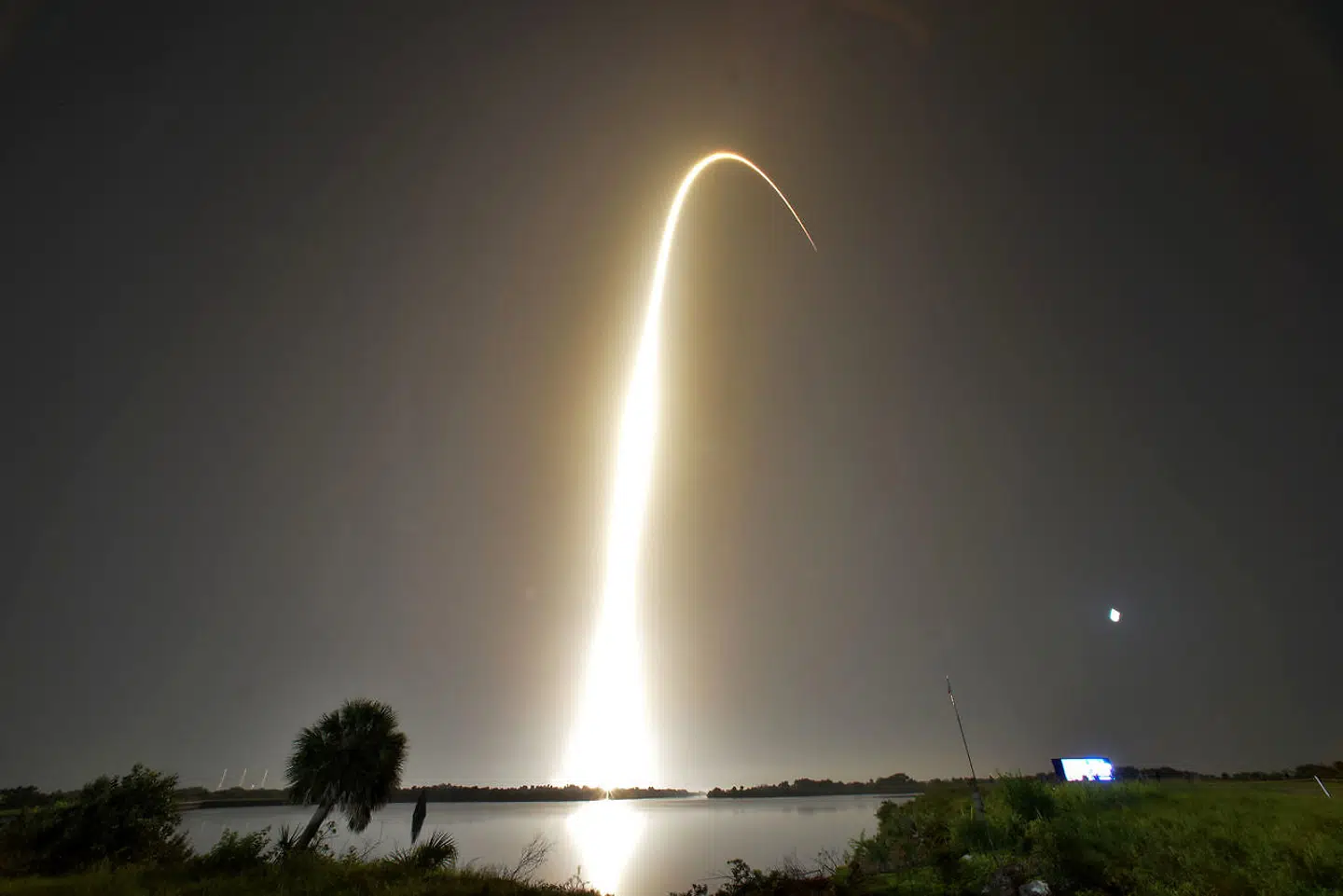 Falcon Heavy-raketten er på vej ud i rummet.