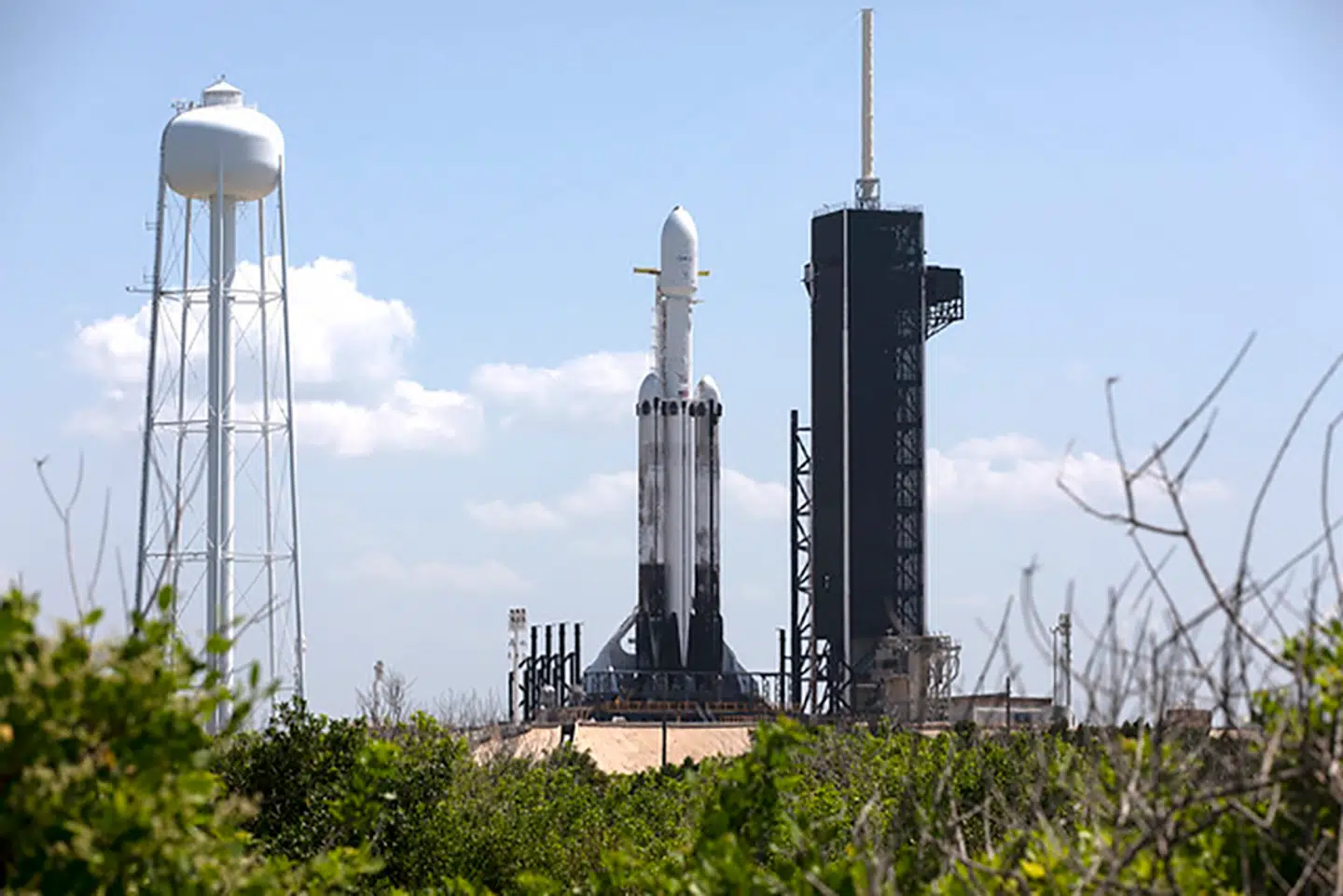 Her står Falcon Heavy-raketten klar til at blive sendt ud i rummet med 24 satellitter ombord.