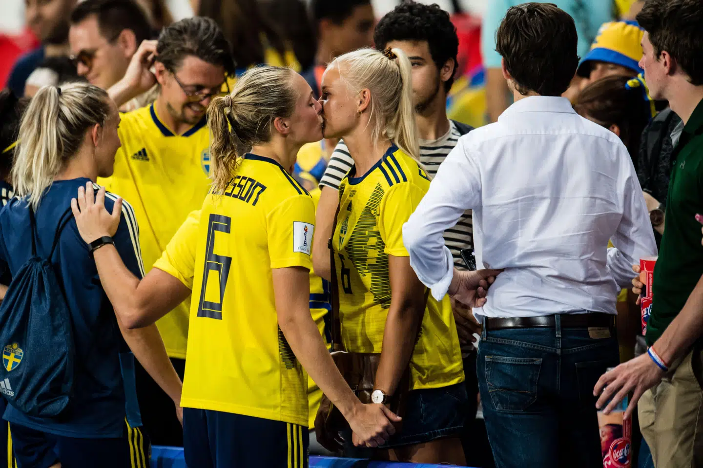 Pernille Harder og Magdalena Eriksson kysser efter Sveriges VM-sejr over Canada.