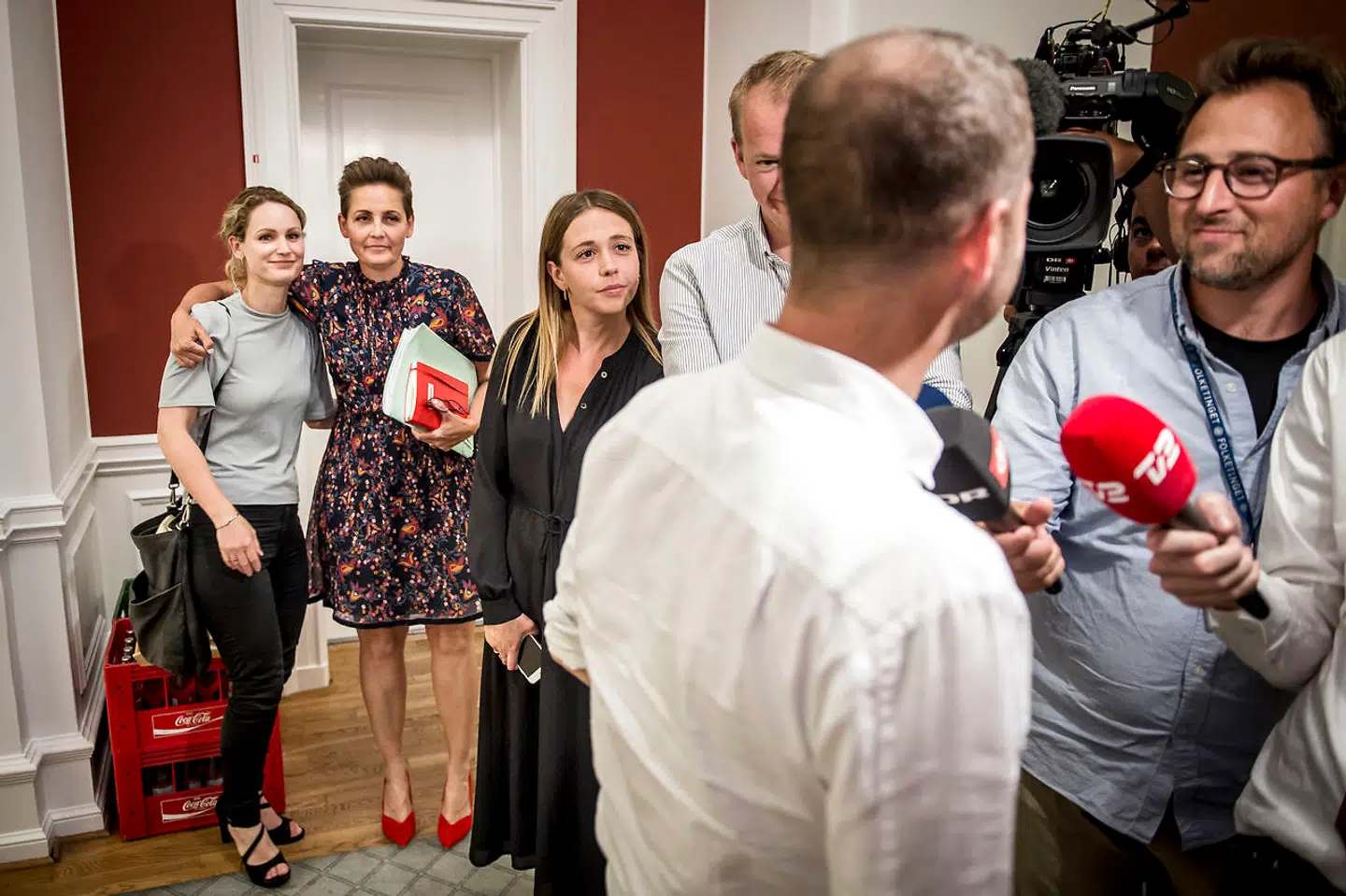 Pernille Skipper fra Enhedslisten og Pia Olsen Dyhr fra Socialistisk Folkeparti står tæt mens Morten Østergaard fra det Radikale Venstre taler med pressen efter sene regeringsforhandlinger mandag aften på Mette Frederiksens kontor.
