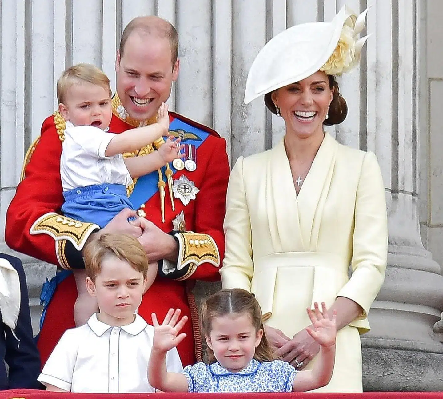 Prins William, hertuginde Kate, prins George, prinsesse Charlotte og lille prins Louis på armen.