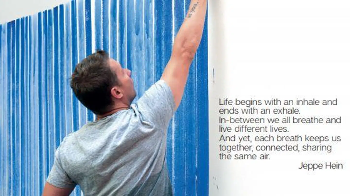 Kunstner Jeppe Hein viser, hvordan man maler sit åndedræt med blå streger.