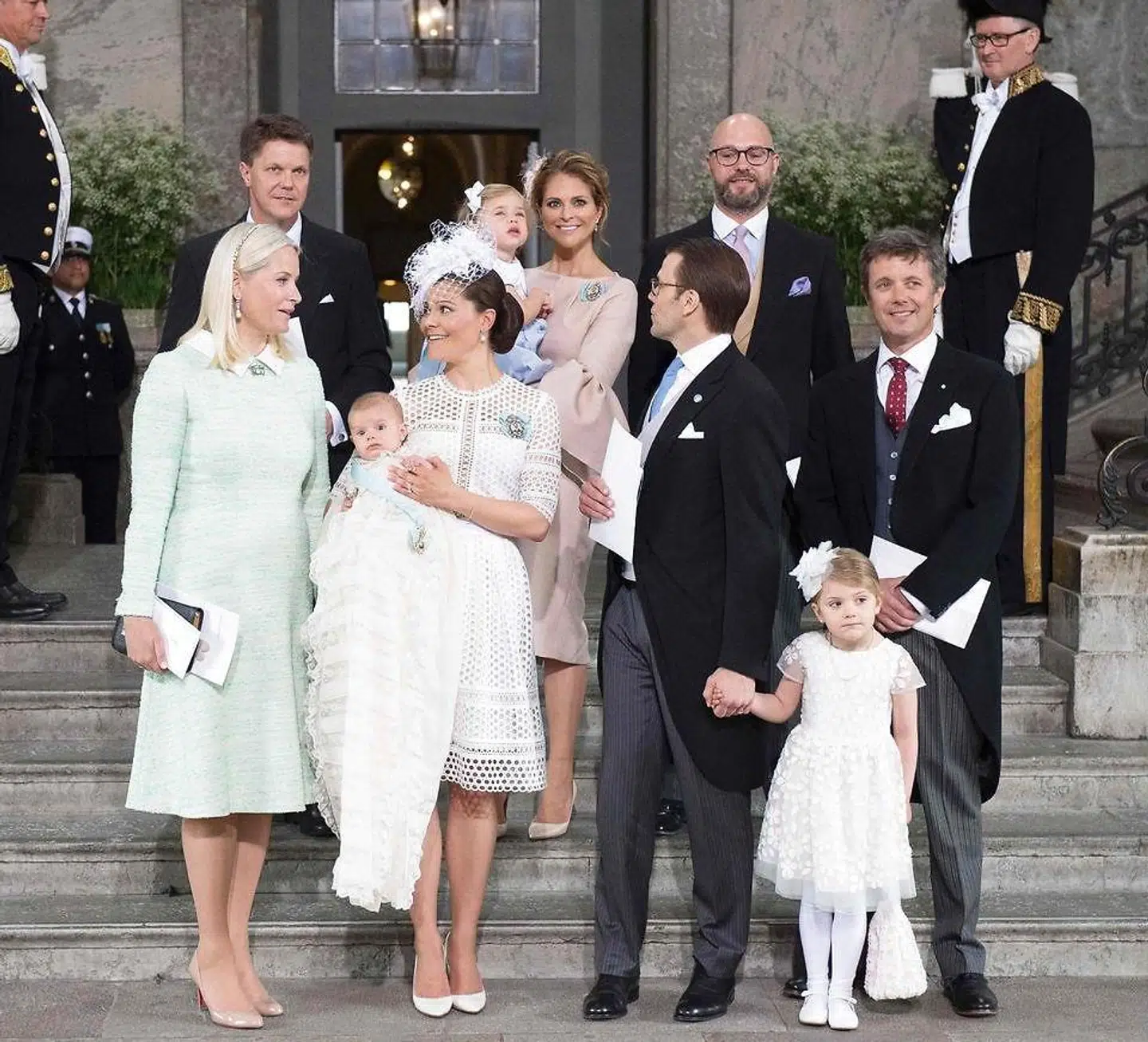 Kronprins Frederik stod i 2016 fadder for kronprinsesse Victorias søn prins Oscar.