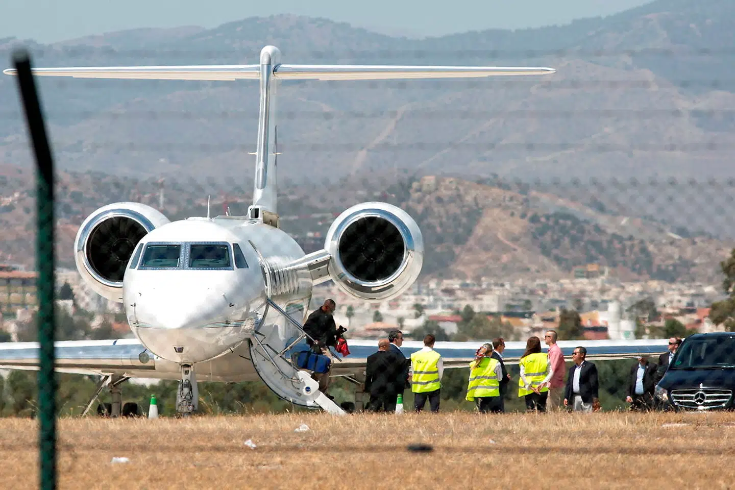 Obama-familien var tidligere på måneden også en tur i Malaga i Spanien. Her ses de ankomme i deres privatfly.