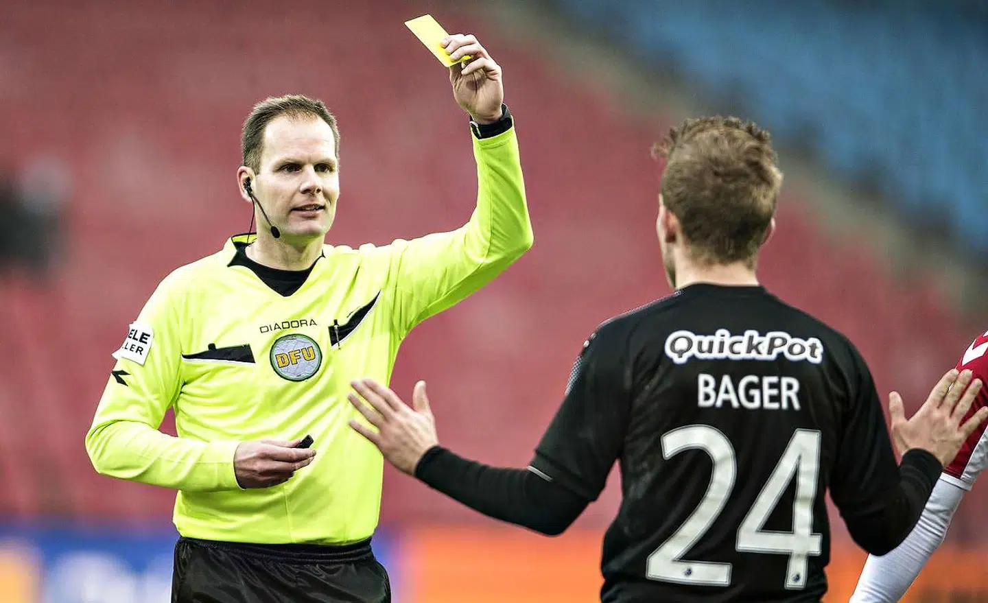 Randers FC's Jonas Bager får sit andet gule kort og dermed samlet rødt kort af dommer Michael Johansen i en superligakamp mellem AaB og Randers FC sidste år i marts.