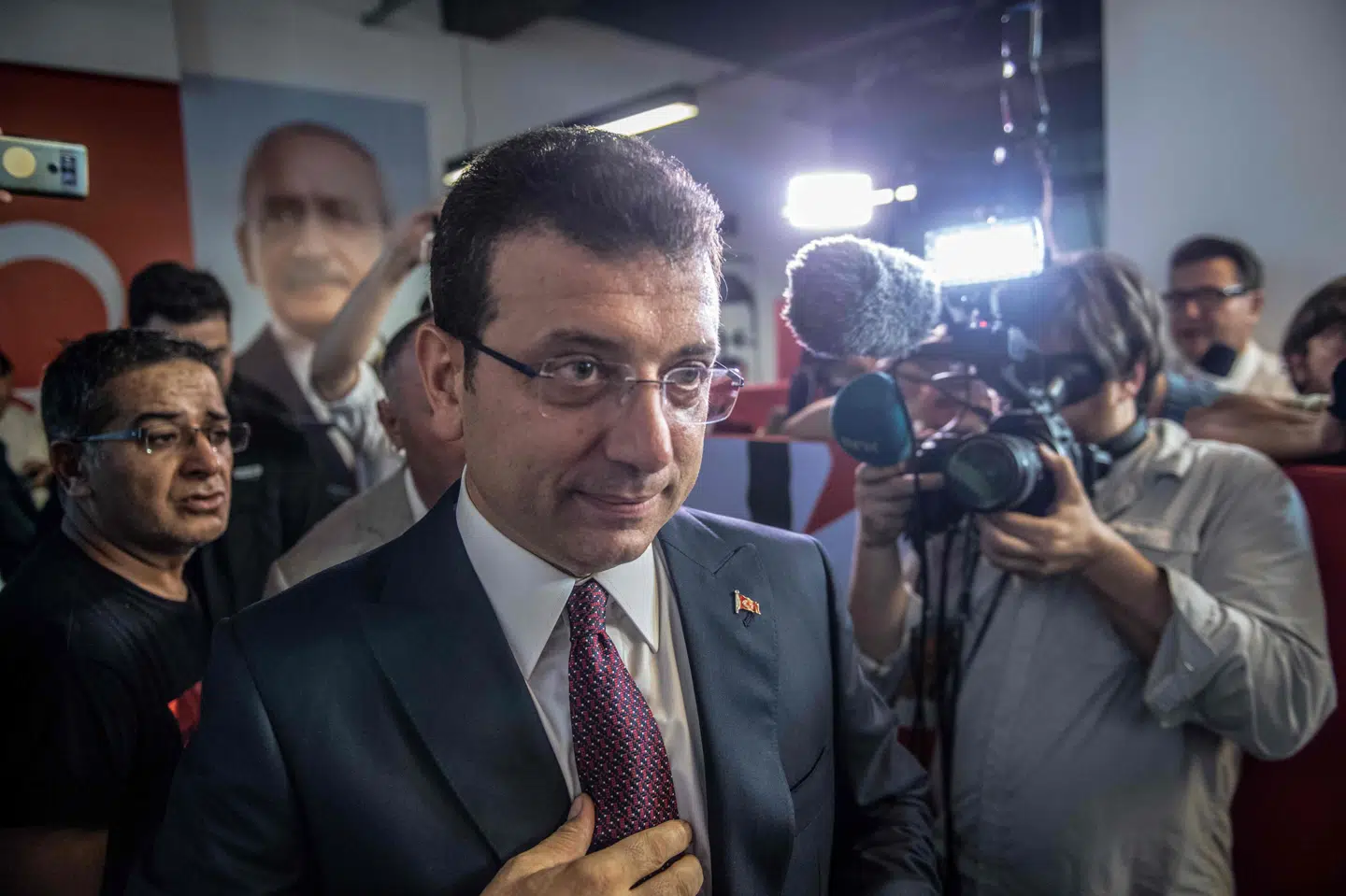 Ekrem Imamoglu fra CHP-partiet kan nu kalde sig borgmester i Tyrkiets største by Istanbul. Det markerer et symbolsk nederlag for Erdogan. Tyrkiets stærke mand bliver af mange set som manden bag, at landets valgkommissionen erklærede valget i Istanbul i marts for ugyldigt. Men Erdogans parti har tabt igen. Bulent Kilic/Ritzau Scanpix