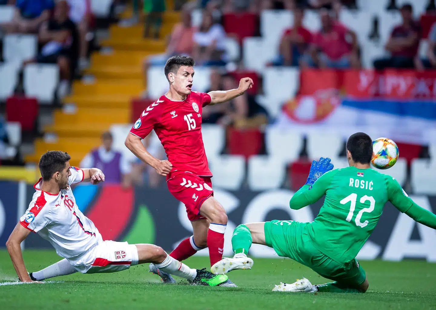 Danmarks Joakim Mæhle mellem Sebiens Sr?an Babi? og Dragan Rosi? under U-21 EM landskampen mellem Danmark-Serbien i Trieste, søndag den 23 juni 2019.. (Foto: Liselotte Sabroe/Ritzau Scanpix)