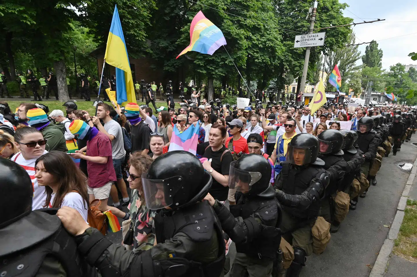 Omkring 8000 deltog søndag i den hidtil største og mest fredelige LGBT-parade i den tidligere sovjetrepublik Ukraines hovedstad, Kijev. Genia Savilov/Ritzau Scanpix