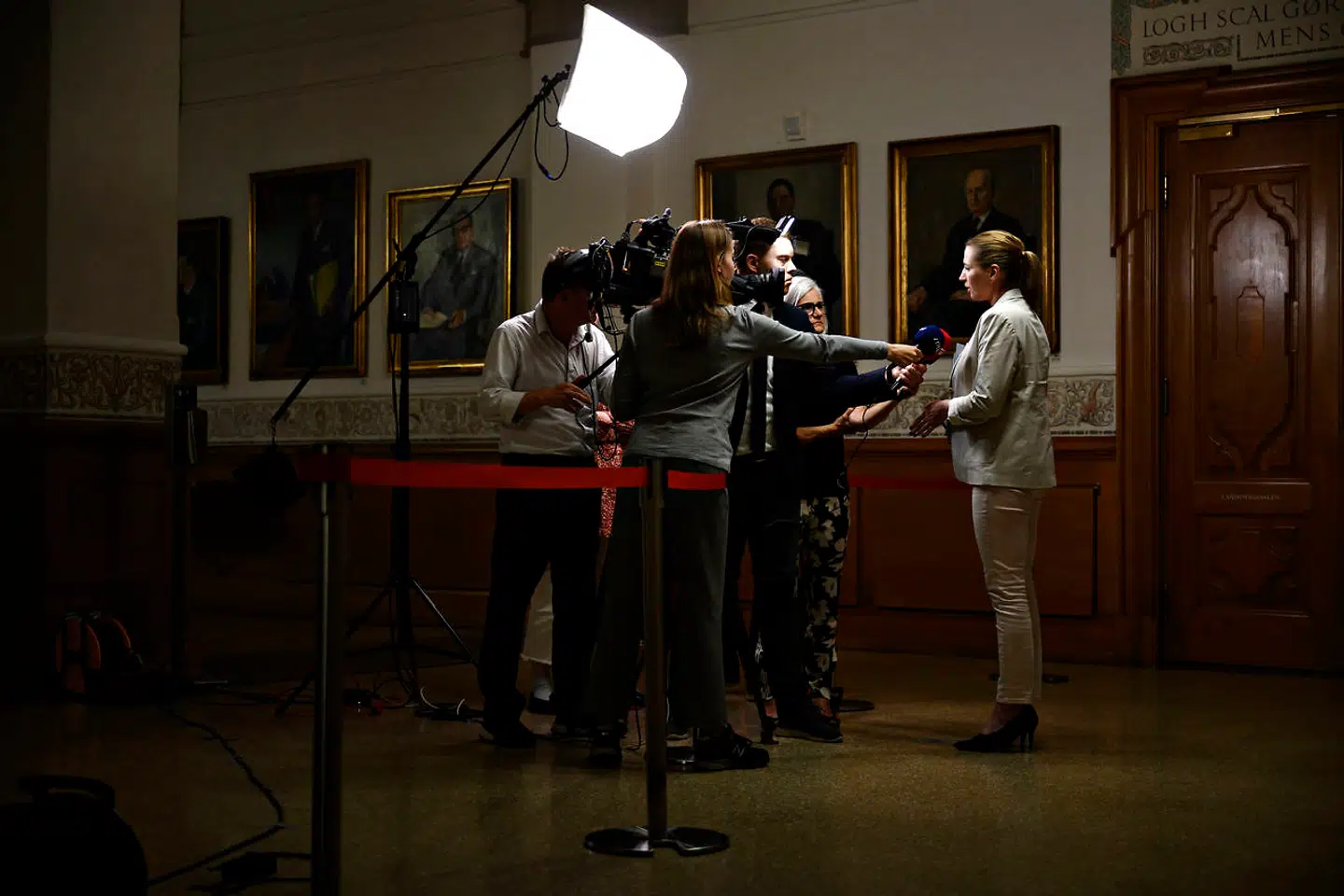 Mette Frederiksen fra Socialdemokratiet forlader regeringsforhandlingerne i Landstingssalen på Christiansborg lørdag den 22. juni 2019.