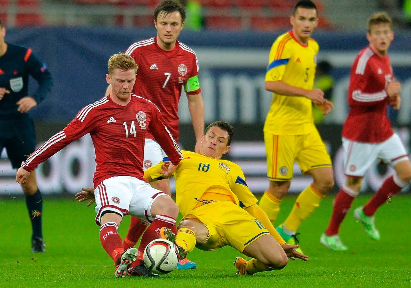 Anders Christiansen, nummer 14, i aktion på det danske landshold i en kamp i 2014 mod Rumænien i Bukarest.
