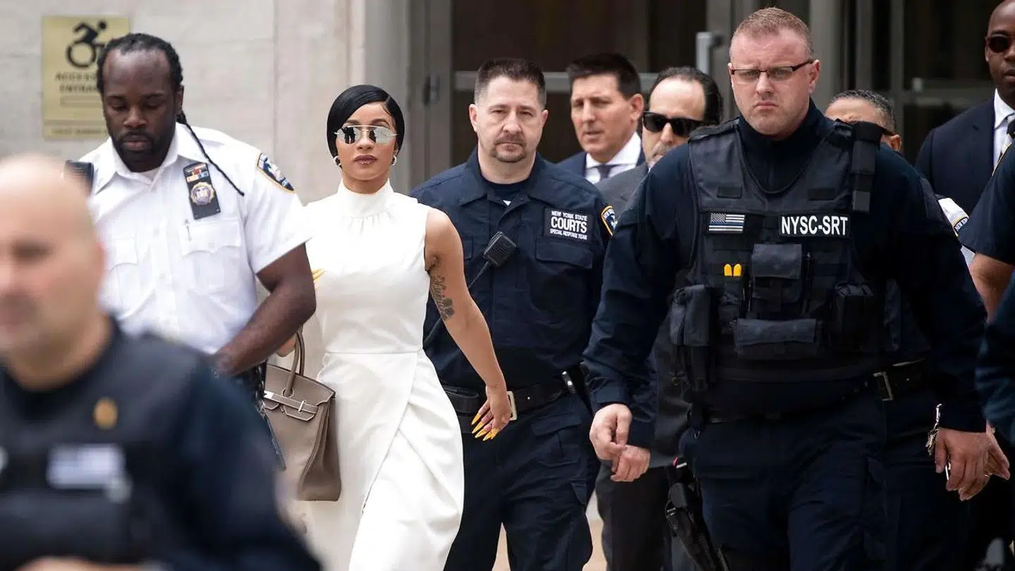 Rapperen Cardi B ses her forlade retsbygningen i Queens efter en høring i april. (Foto: Johannes Eisele/AFP)