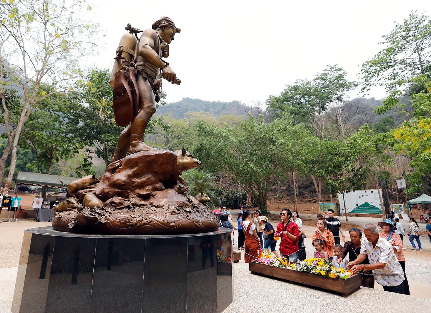 Ved grotten er der nu opsat en statue af den tidligere Thai Navy Seal Saman Kunan, som døde inde i grotten under forberedelserne til selve redningsaktionen.