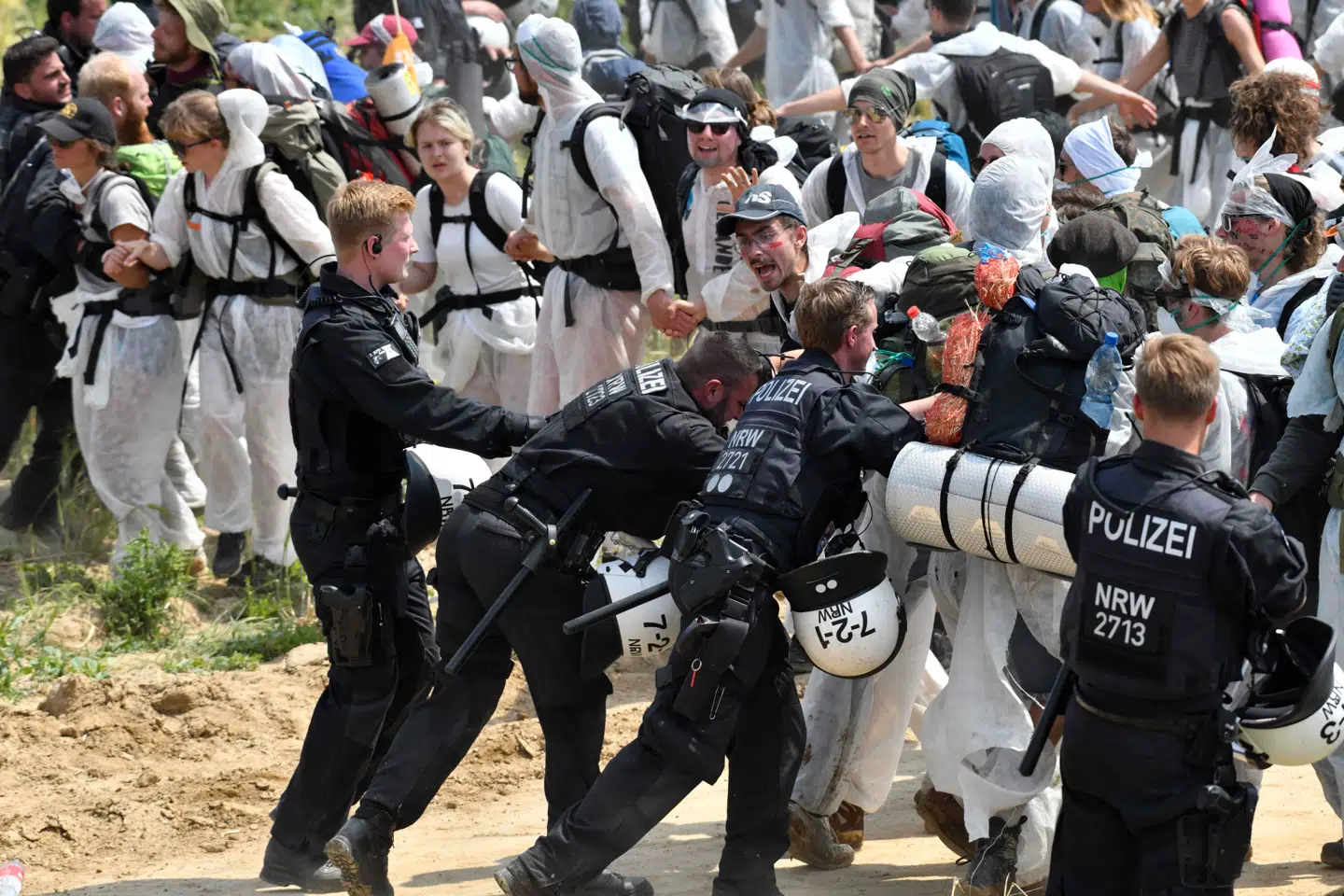 Trods politiafspørringer lykkedes det aktivisterne at storme kulminen.