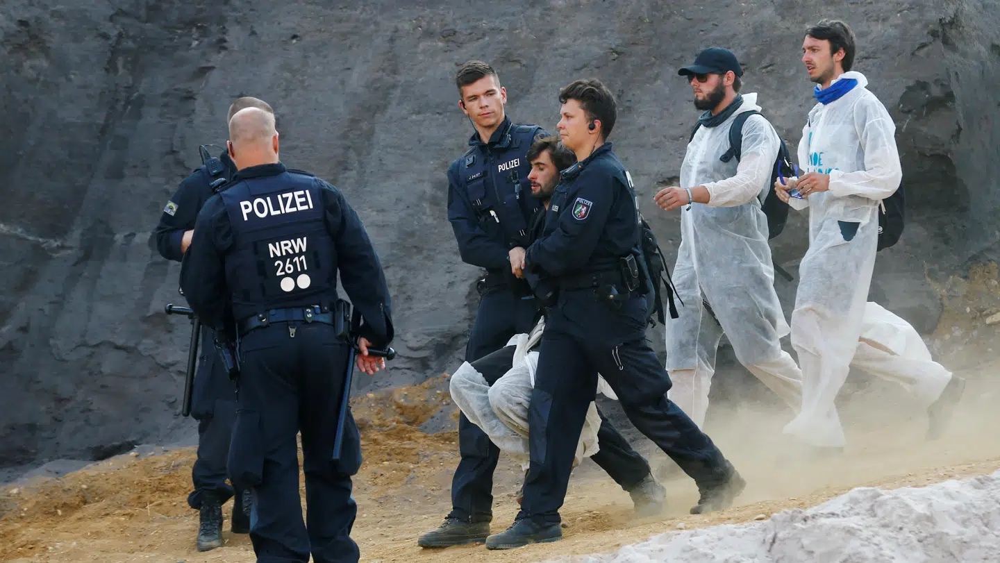 Tysk politi fjernede flere aktivister fra området.