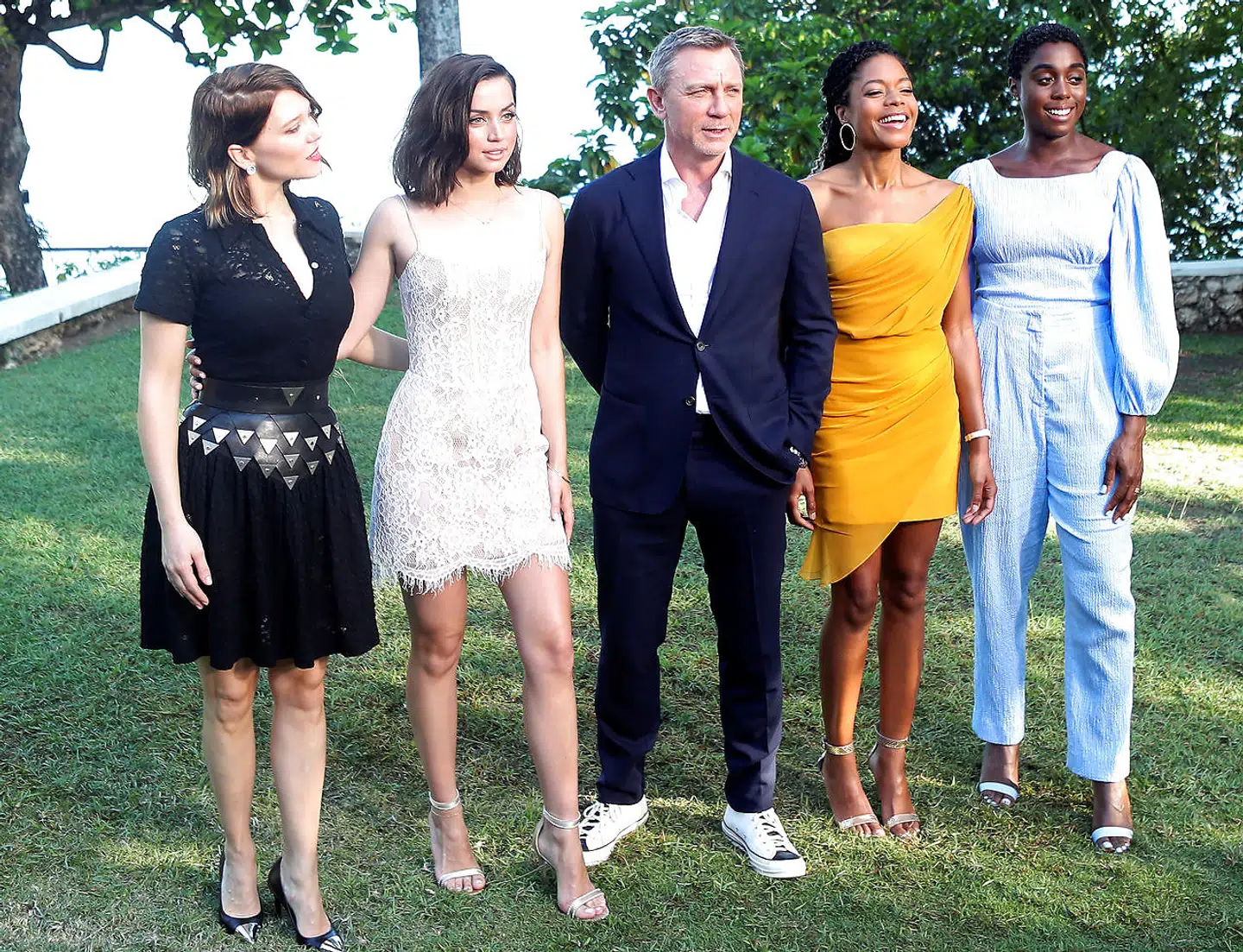 Skuespiller Lea Seydoux, Ana de Armas, Daniel Craig, Naomie Harris og Lashana Lynch, der alle er på set-listen til den nye Bond-film.