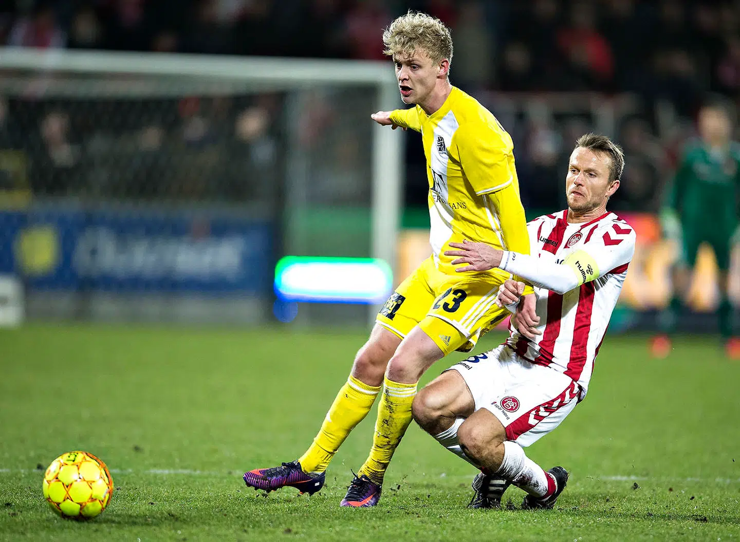 Lyngby BK solgte i 2016 angriberen Jens Odgaard (i gult) til Inter, der efterfølgende udlejede ham til Sassuolo. Her ses Jens Odgaard i duel med AaB's Rasmus Würtz i en kamp i den danske Superliga.