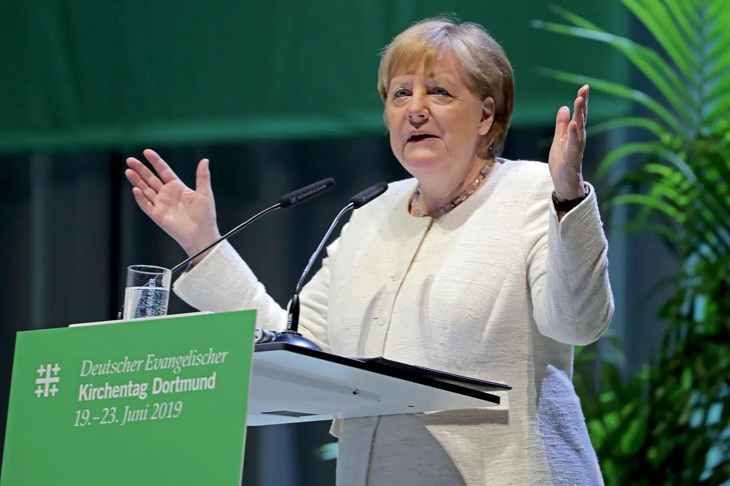 Den tyske forbundskansler, Angela Merkel, siger lørdag, at Tyskland må kæmpe hårdt imod højreekstremisme. Hun siger, højreekstremismen stadig udgør en trussel, hvilket for nylig blev understreget ved et drab på en fremtrædende politiker. Oliver Berg/Ritzau Scanpix