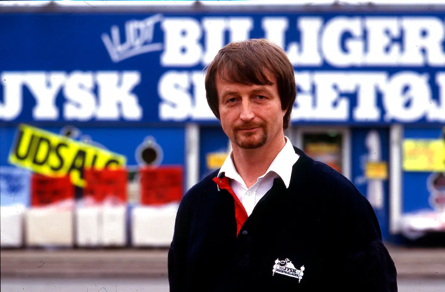 Lars Larsen fotograferet foran Jysk Sengetøjslager, som det hed dengang, i januar 1988.