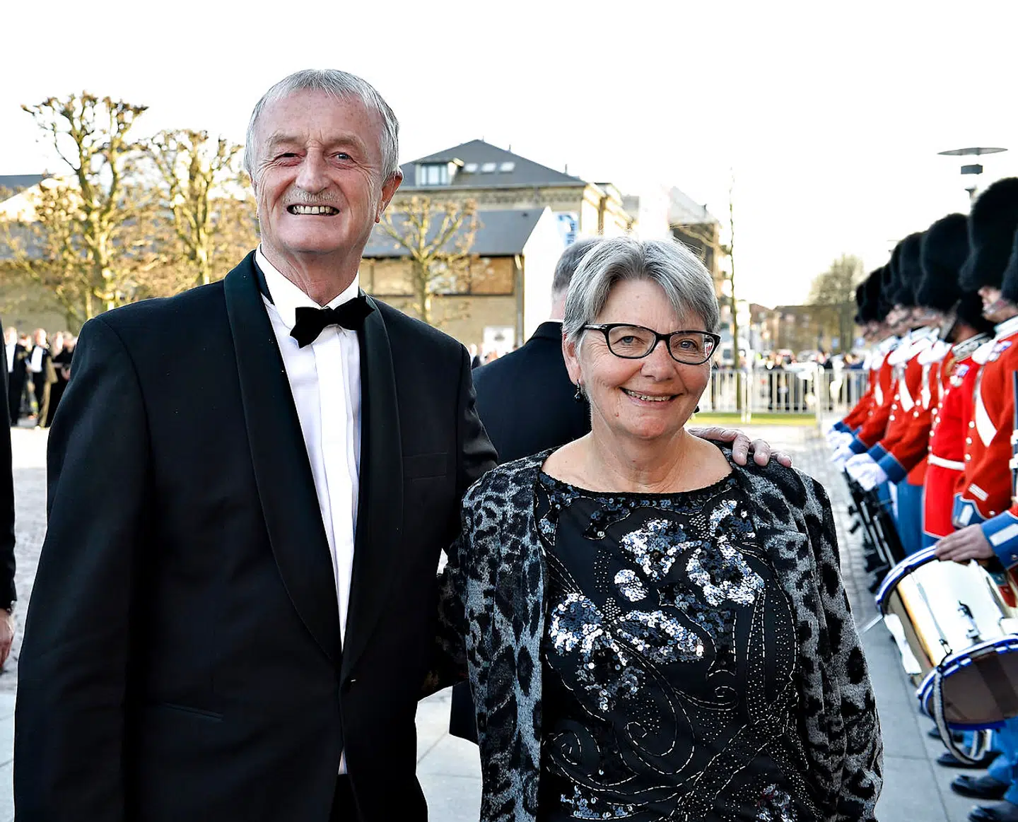 Lars Larsen med sin hustru, Kristine Brunsborg, foran Musikhuset i Aarhus i anledning af dronningens 75-års fødselsdag i april 2015.
