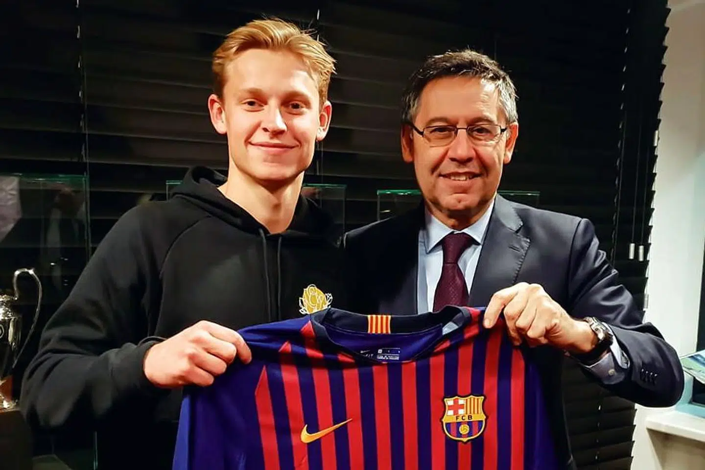 FC Barcelona-præsident Josep Maria Bartomeu præsenterer Frenkie de Jong.