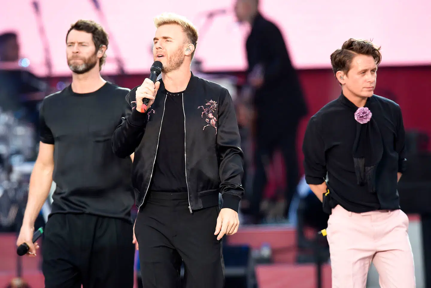 (ARKIV) In this photograph released by One Love Manchester on June 4, 2017, (L-R) Howard Donald, Gary Barlow and Mark Owen of Take That perform at the One Love Manchester benefit concert for the families of the victims of the May 22, Manchester terror attack, at Emirates Old Trafford in Greater Manchester on June 4, 2017. Det britiske boyband Take That spiller koncert i KB Hallen i København den 21. juni 2019. Det skriver Ritzau, fredag den 21. september 2018.. (Foto: Dave Hogan for One Love Manchester/Ritzau Scanpix)
