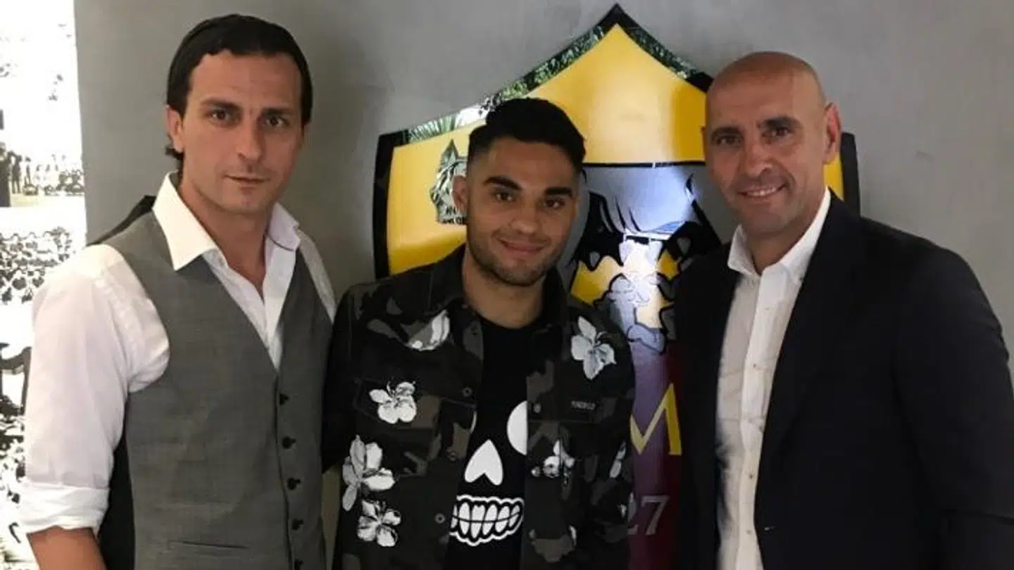Rezan Corlu har skrevet under med AS Roma. Her står han i midten. Til venstre ses hans rådgiver Evren Sahin, og til højre står Monchi, sportsdirektør i AS Roma.