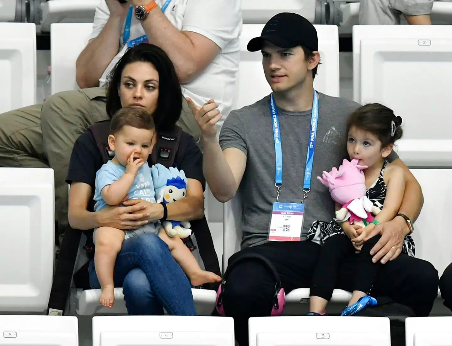 Ashton Kutcher, Mila Kunis og deres to børn.