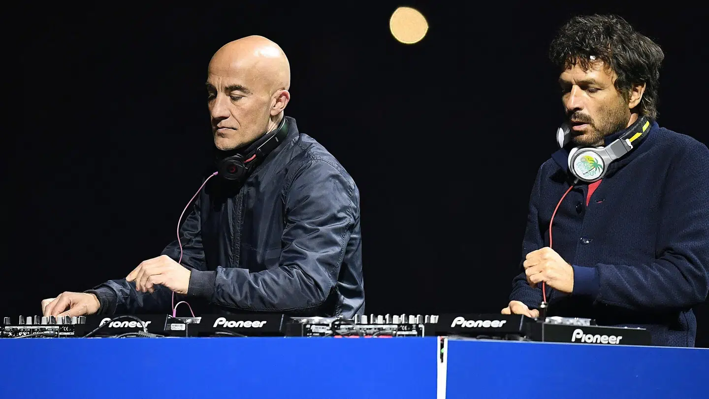 Til højre ses afdøde Philippe Zdar på scenen sammen med sin Cassius-makker Hubert Blanc-Francard.