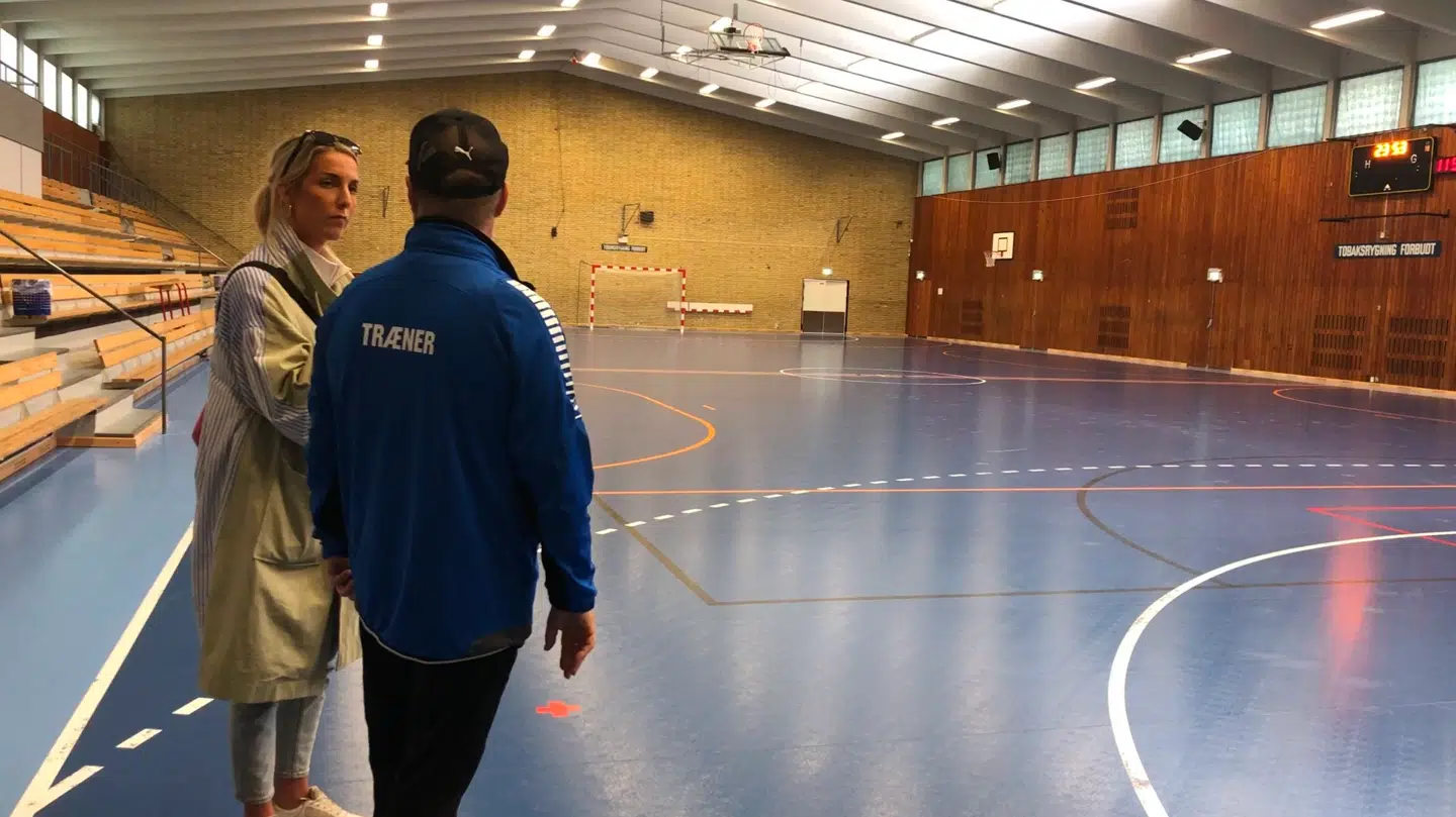 Træner og formand i Freja HK Lars Pedersen interviewes i hallen.