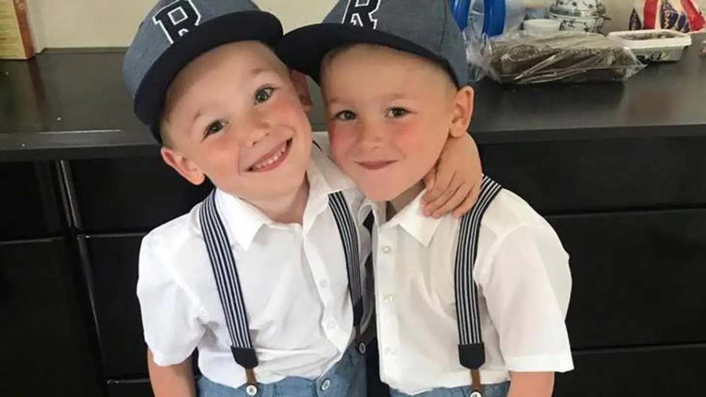 Emil, til højre på billedet, sammen med sin tvillingebror, Lukas, før uheldet.