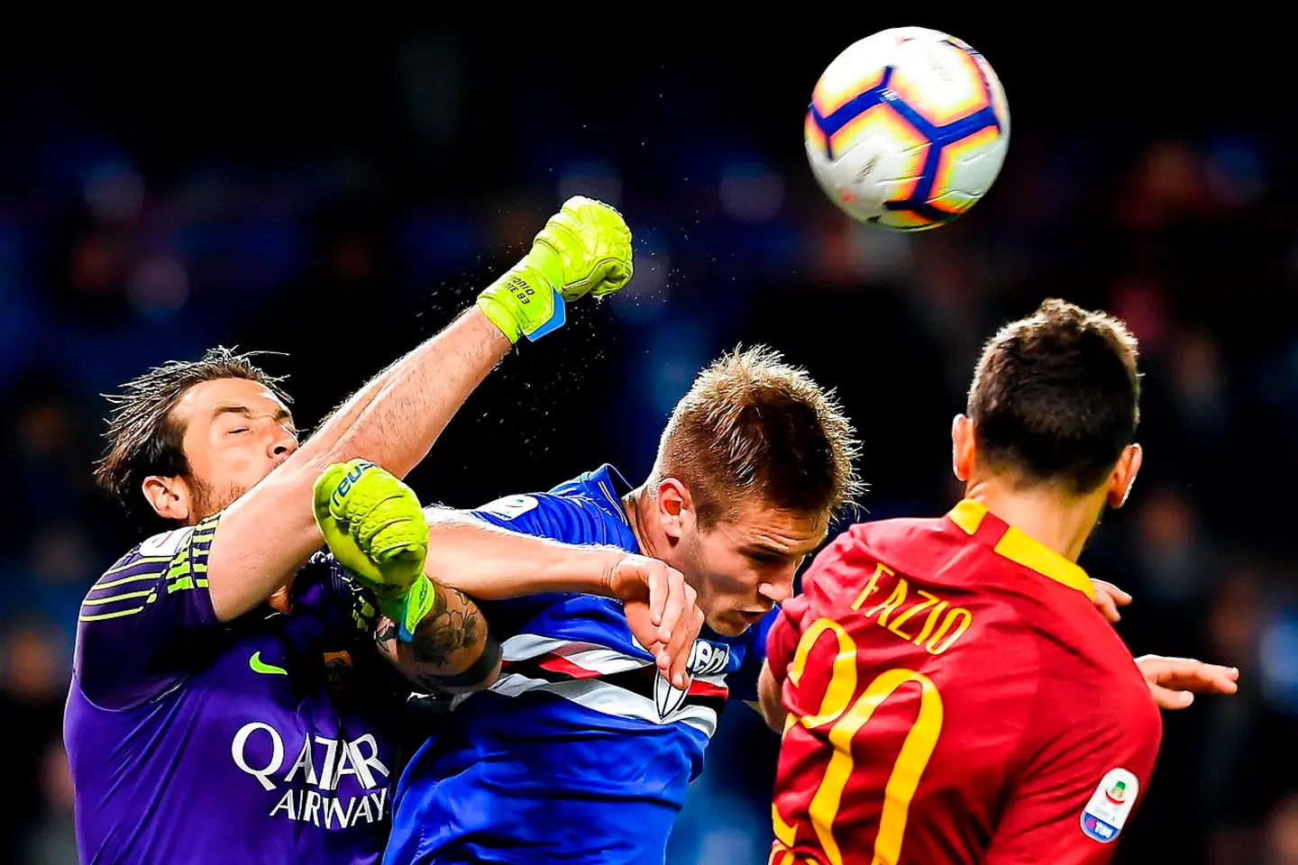 epaselect epa07489479 Romas Italian goalkeeper Antonio Mirante (left), Sampdorias Danish defender Joachim Andersen and Romas Argentinian defender Federico Fazio vie for the ball during the Italian Serie A soccer match Uc Sampdoria vs As Roma at Luigi Ferraris Stadium in Genoa, Italy, 06 April 2019 EPA/SIMONE ARVEDA
