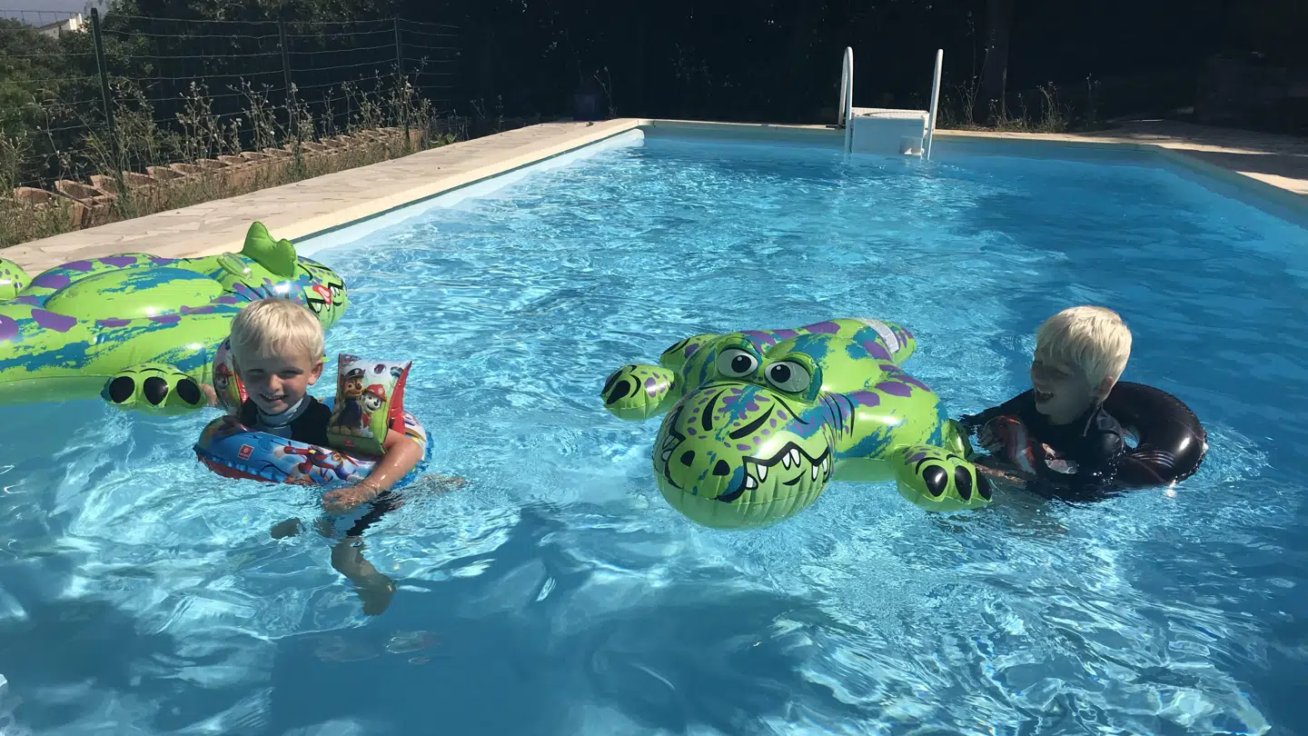Kirsas to drenge på ferie og en tur i poolen, hvor de kan være særligt udsatte for solen. Foto: Privat.