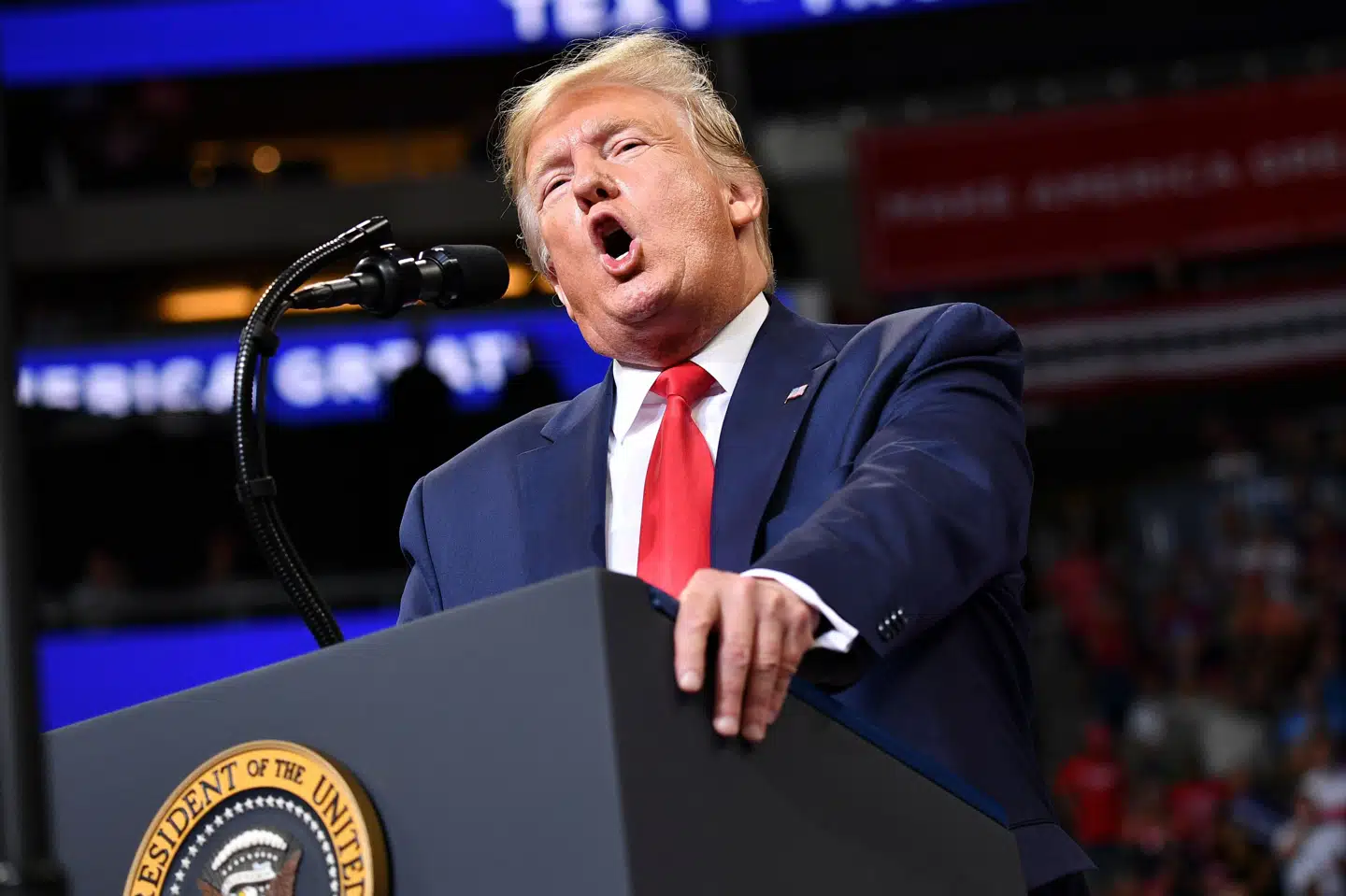 Donald Trump er iført sit traditionelle jakkesæt og røde slips til vælgermødet i Orlando, Florida. Mandel Ngan/Ritzau Scanpix