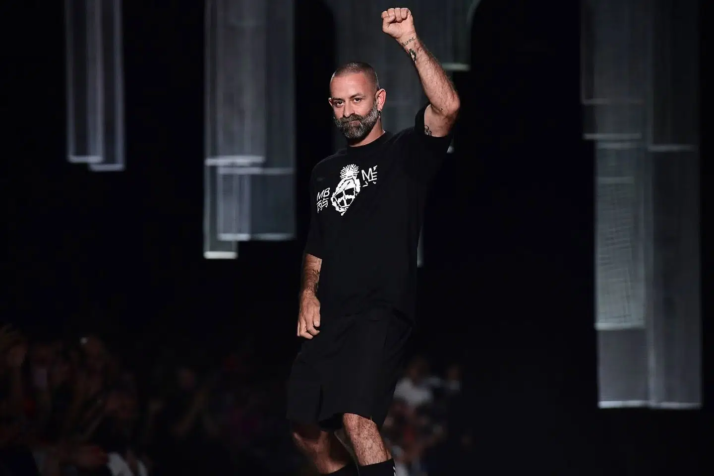 Marcelo Burlon (ses her ved eget modeshow) har undskyldt, men nogen skade er sket, og designeren modtager meget had på sociale medier.. (Photo by Miguel MEDINA / AFP)