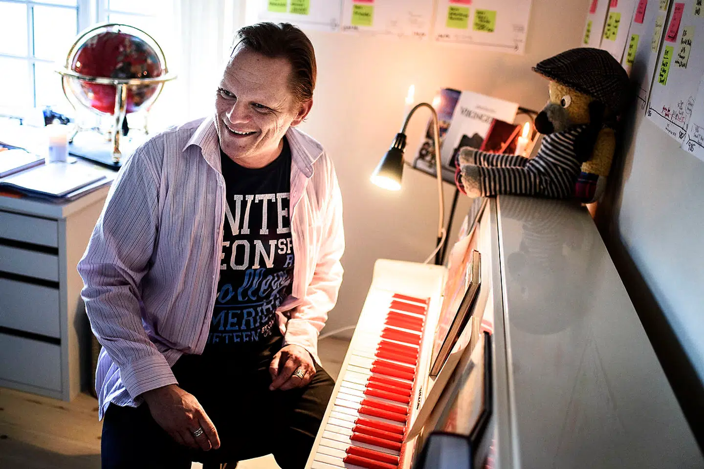 Sigurd Barrett i sit rette element, bag klaveret i hjemmet i Valby sammen med Bjørnen Bjørn fra tv-programmet 'Sigurds Bjørnetime'.