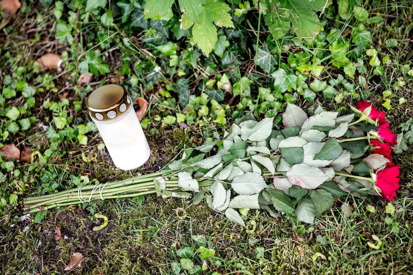 Der er lagt en blomst og tændt et lys for den afdøde 80-årige mand i Vemmelev ved Slagelse.