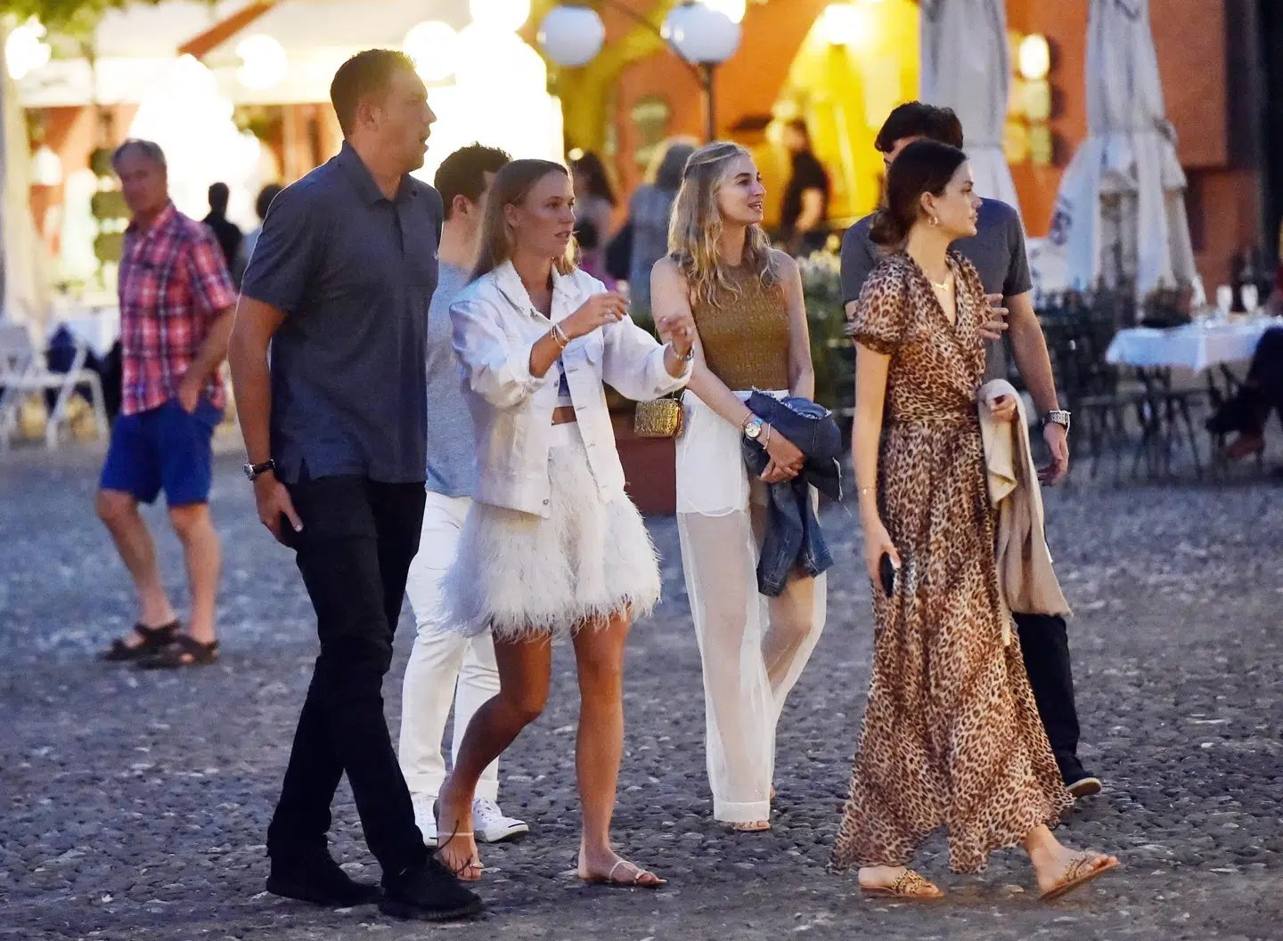 Her ses Allie Rizzo, Molly Knauer sammen med de nygifte.