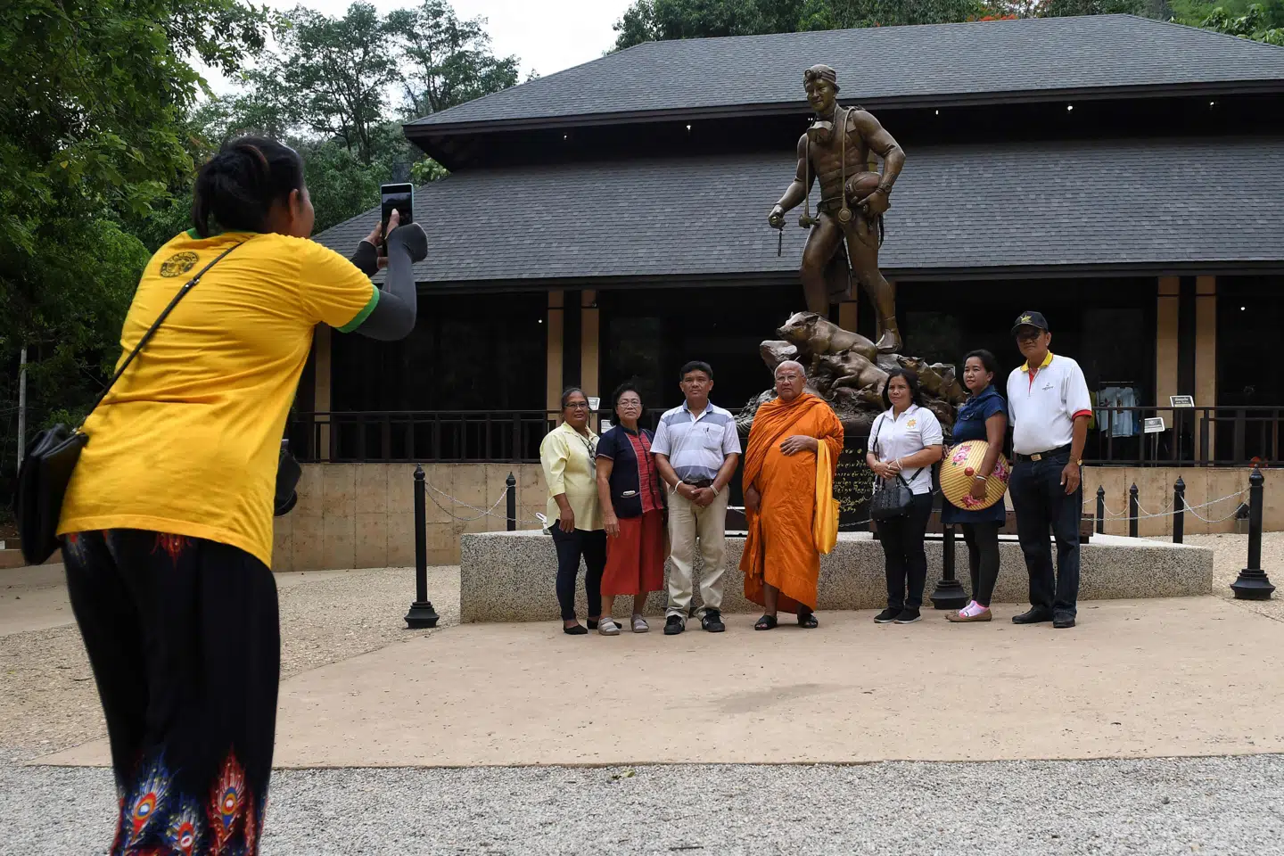 En statshue af Saman Gunan, den thailandske dykker, der mistede livet i kampen for at befri fodbolddrengene, er rejst uden for Tham Luang grotten.