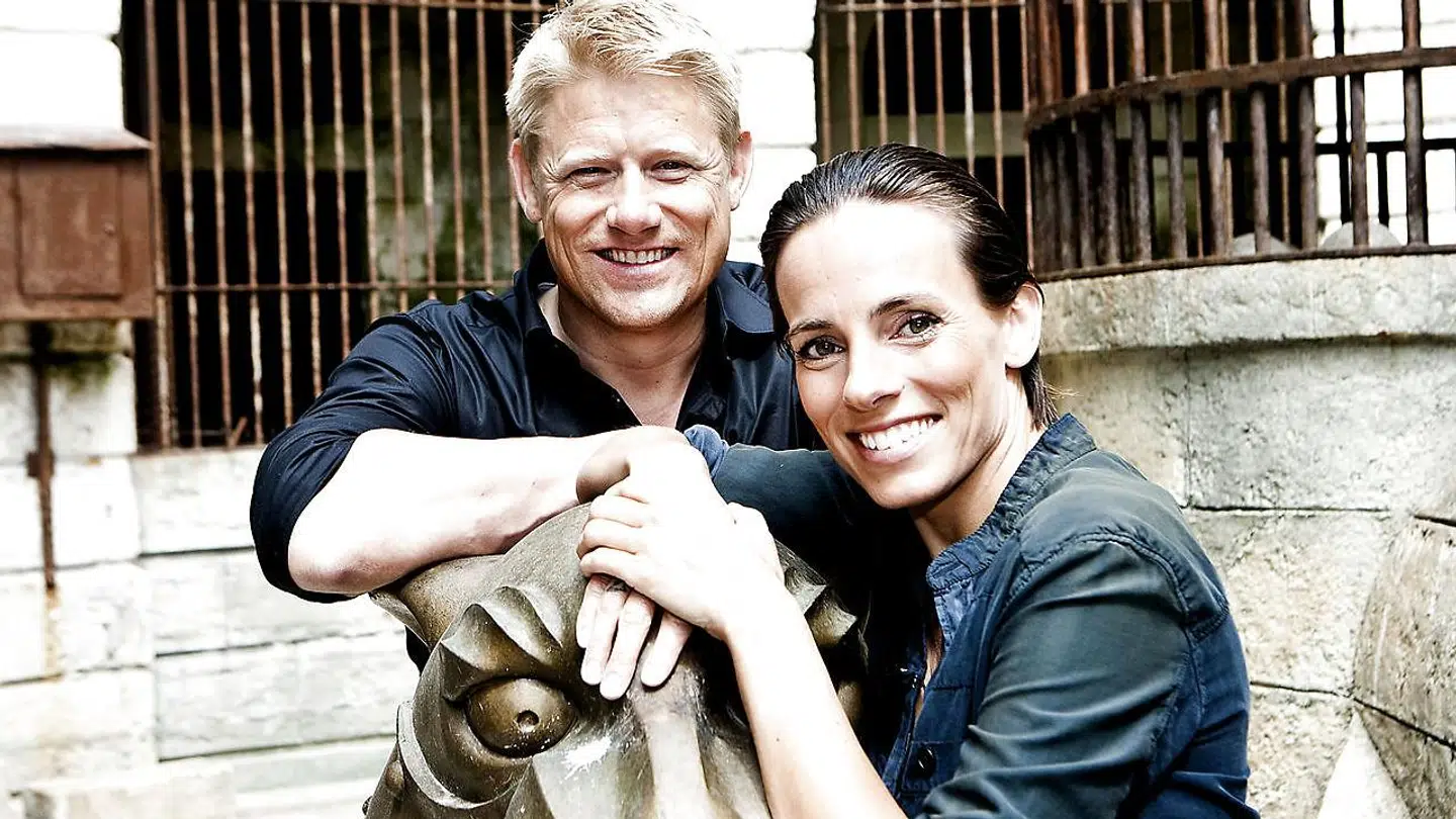 Peter Schmeichel og Camilla Ottesen var værter på 'Fangerne på fortet', da det blev sendt i 2009-2010.